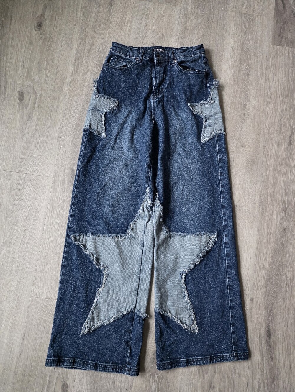 HOT TOPIC JEANS HI RISE WIDE LEG   appliqued stars size 7
